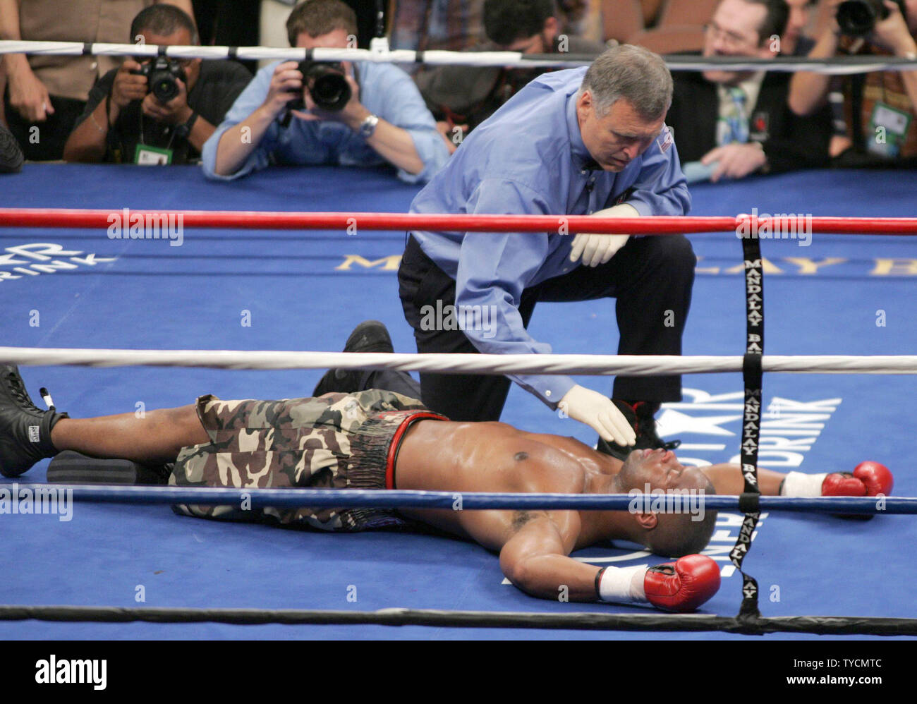 Arbitre Jay Nady compte plus de 10 plus de Zuri Lawrence d'Wappinger Falls, NY, qui était sur la toile pour quelques 5 minutes après le comptage. Invaincu heavyweight contender Calvin Brock de Charlotte NC étend son record de 28-0 avec 22 KO's avec le KO de Saint-Laurent à 2:18 de la 6ème manche au Mandalay Bay, à Las Vegas, NV, le 25 février 2006. (Photo d'UPI/Roger Williams) Banque D'Images