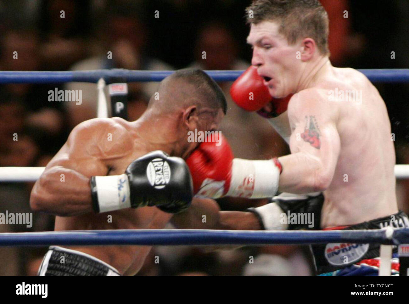 Ancien champion de trois fois Ricky Hatton (R) de Manchester, Angleterre (main gauche un poinçon pour Juan Urango champion d Columbiaon la façon de regagner le Poids welter Junior, battant lui dans une décision facile à Paris Hotel et Casino à Las Vegas le 20 janvier 2007. Hatton avait abandonné le titre mi-moyens Jr.pour participer en tant que super-légers, remportant le titre en 2006. (Photo d'UPI/Roger Williams) Banque D'Images