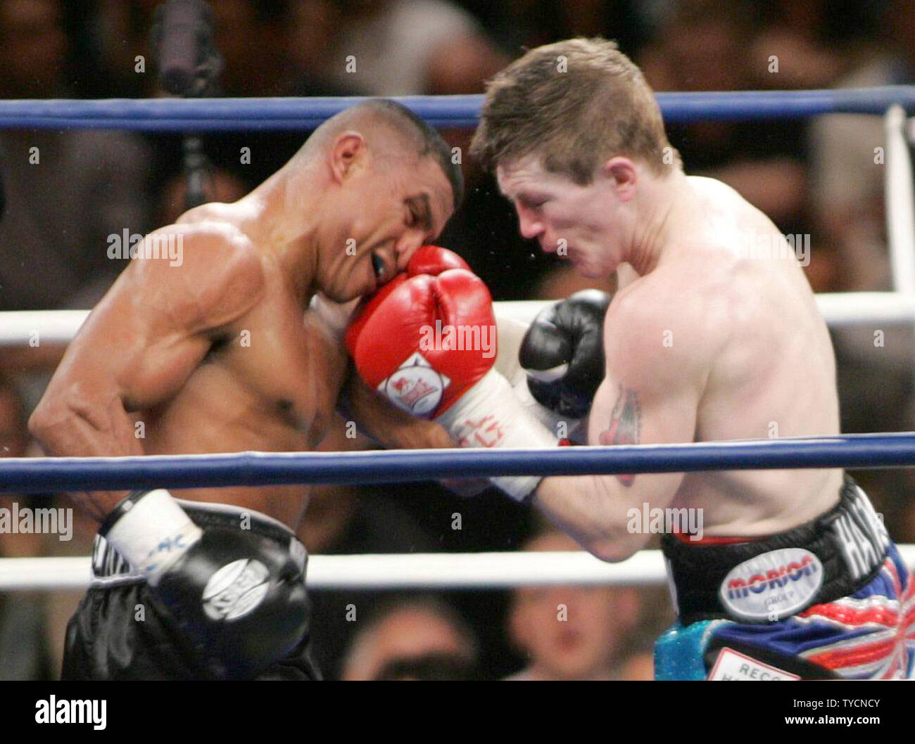 Ancien champion de trois fois Ricky Hatton (R) de Manchester, Angleterre (une main droite punch sur le chemin à prendre pour retrouver l'Jr. champion poids Welter, battant Juan Urango de Colombie-Britannique dans une décision facile à Paris Hotel et Casino à Las Vegas le 20 janvier 2007. Hatton avait abandonné le titre mi-moyens Jr.pour participer en tant que super-légers, remportant le titre en 2006. (Photo d'UPI/Roger Williams) Banque D'Images