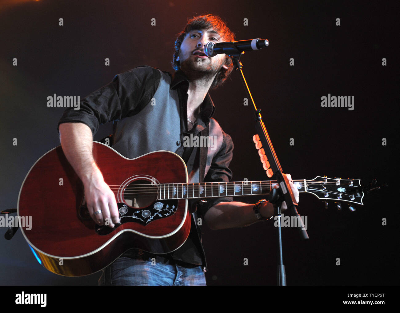 Dave Haywood de Lady Antebellum effectue en direct durant la deuxième édition annuelle de l'Académie de la musique Country du Fonds de bienfaisance Nouveau Parti d'artistes pour une cause au MGM Grand de Las Vegas le 17 mai 2008. (Photo d'UPI/Roger L. Wollenberg) Banque D'Images