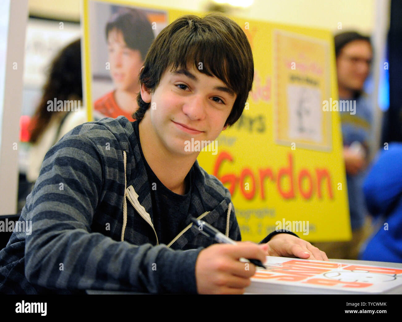 L'acteur Zachary Gordon, signe des autographes pour promouvoir son prochain film 'cours de libération d'un enfant Wimpy : Dog Days' à la promotion en mouvement stand à Caesars Palace durant la convention CinemaCon, officiel de l'Association nationale des propriétaires de cinémas, à Las Vegas, Nevada le 25 avril 2012. UPI/David Becker Banque D'Images