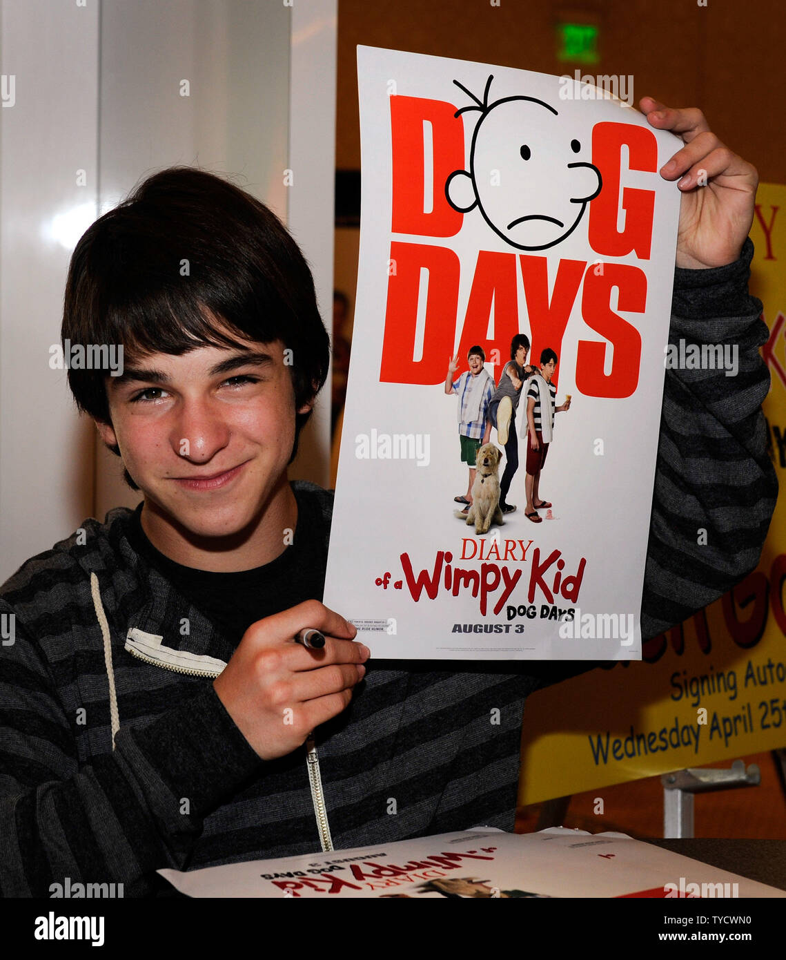 L'acteur Zachary Gordon, signe des autographes pour promouvoir son prochain film 'cours de libération d'un enfant Wimpy : Dog Days' à la promotion en mouvement stand à Caesars Palace durant la convention CinemaCon, officiel de l'Association nationale des propriétaires de cinémas, à Las Vegas, Nevada le 25 avril 2012. UPI/David Becker Banque D'Images