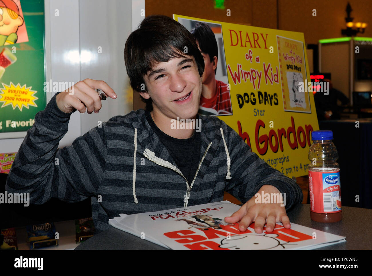 L'acteur Zachary Gordon, signe des autographes pour promouvoir son prochain film 'cours de libération d'un enfant Wimpy : Dog Days' à la promotion en mouvement stand à Caesars Palace durant la convention CinemaCon, officiel de l'Association nationale des propriétaires de cinémas, à Las Vegas, Nevada le 25 avril 2012. UPI/David Becker Banque D'Images