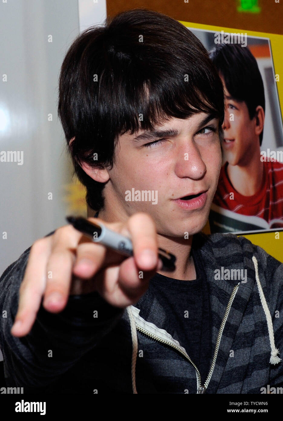 L'acteur Zachary Gordon, signe des autographes pour promouvoir son prochain film 'cours de libération d'un enfant Wimpy : Dog Days' à la promotion en mouvement stand à Caesars Palace durant la convention CinemaCon, officiel de l'Association nationale des propriétaires de cinémas, à Las Vegas, Nevada le 25 avril 2012. UPI/David Becker Banque D'Images