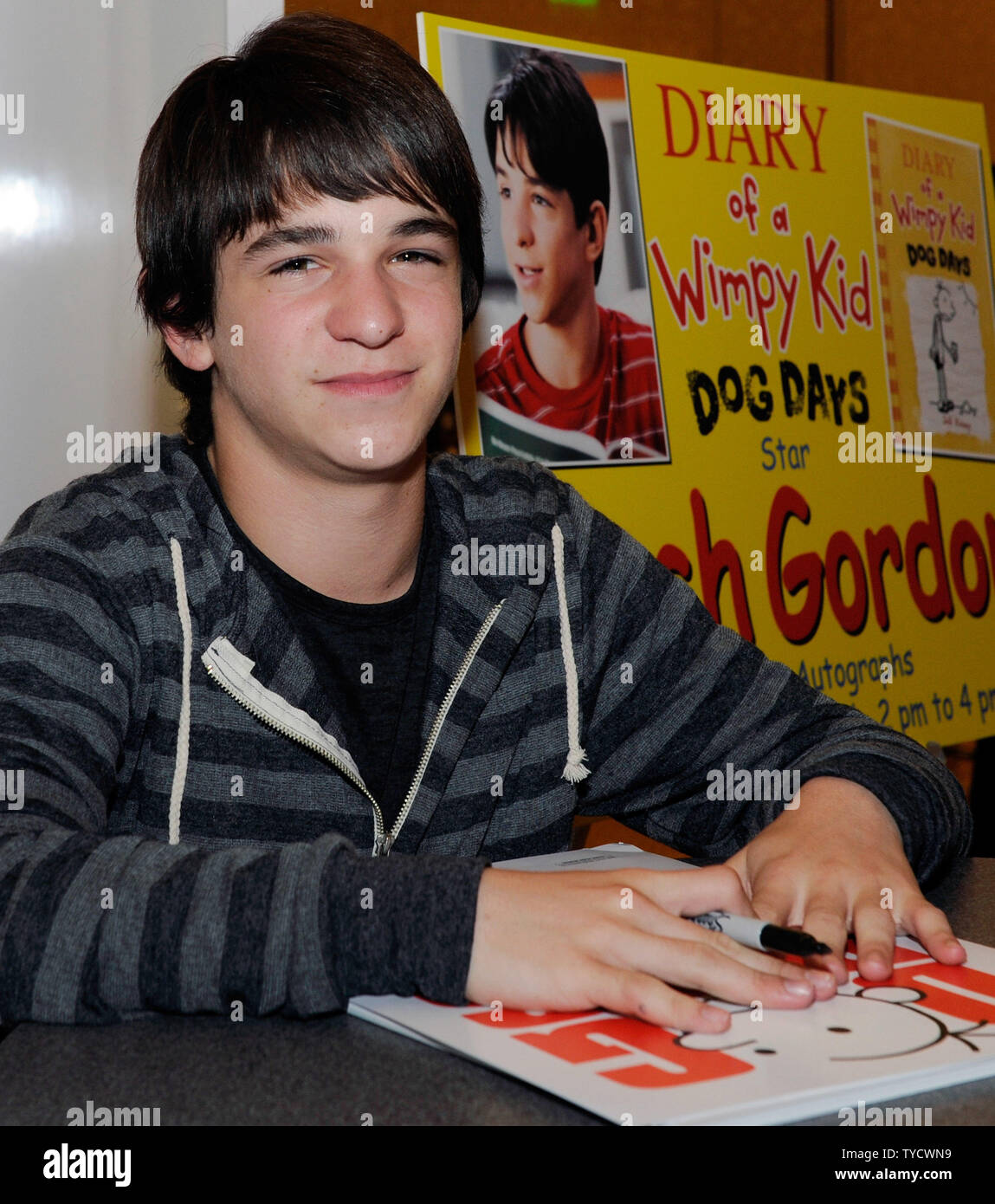 L'acteur Zachary Gordon, signe des autographes pour promouvoir son prochain film 'cours de libération d'un enfant Wimpy : Dog Days' à la promotion en mouvement stand à Caesars Palace durant la convention CinemaCon, officiel de l'Association nationale des propriétaires de cinémas, à Las Vegas, Nevada le 25 avril 2012. UPI/David Becker Banque D'Images