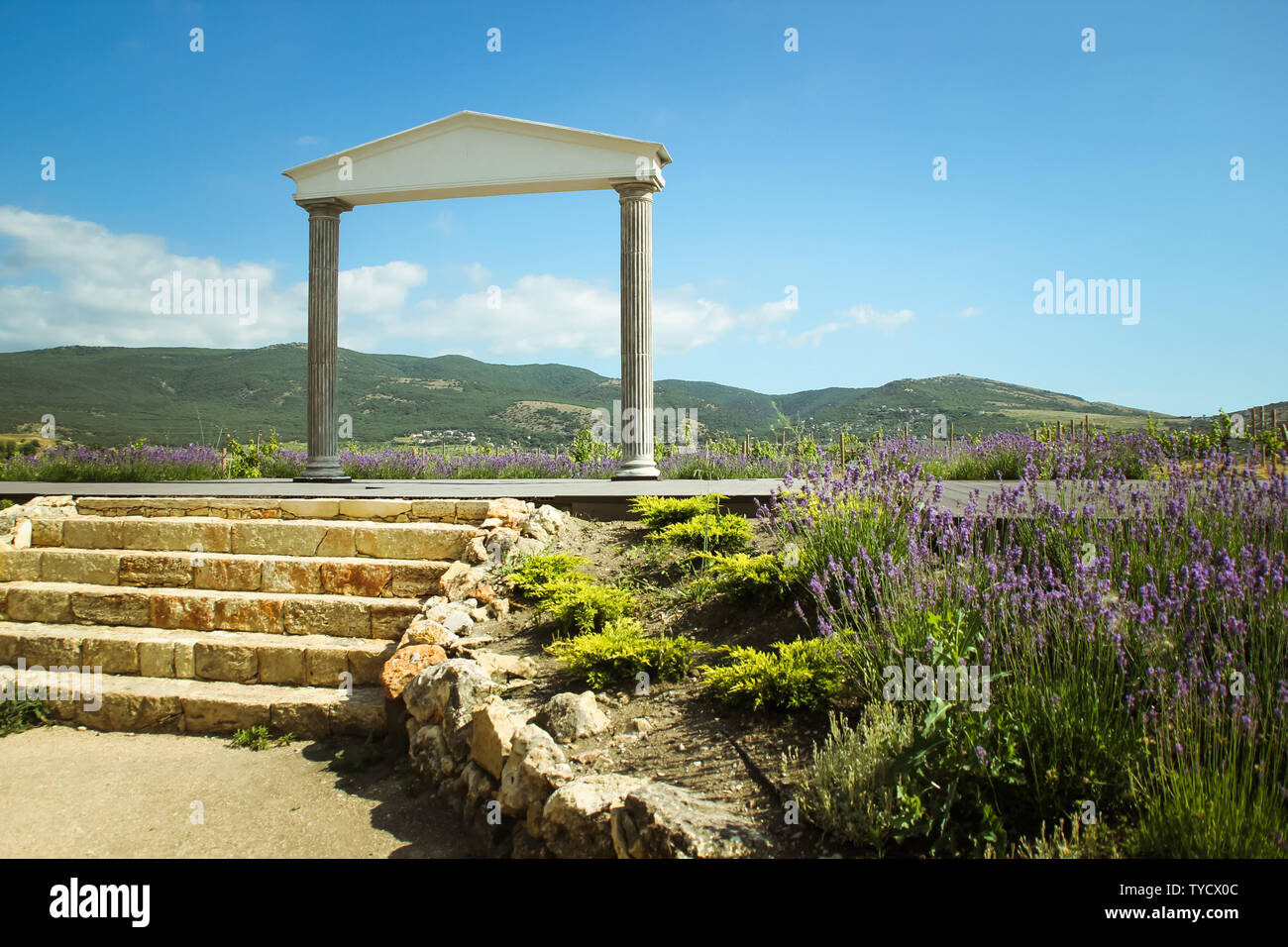 Superbe arche grecque. vue imprenable sur les vignes et les montagnes de Crimée et la floraison lavande. magnifique paysage de montagnes et les raisins et l Banque D'Images