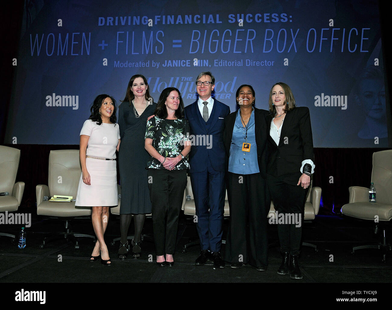 (L-R) Hollywood Reporter directeur éditorial Janice Min, l'actrice Gina Davis, Regal Entertainment Group CEO Amy Miles, directeur Paul Feig, Fox Animation Studios président Vanessa Morrison et producteur Nina Jacobson poser après avoir parlé au 'Driving succès financier : Les femmes  + films  = boîte plus grande Office' discussion de groupe au Caesars Palace pendant CinemaCon, le site officiel de la convention de l'Association nationale des propriétaires de cinémas, à Las Vegas, Nevada le 18 avril 2013. UPI/David Becker Banque D'Images