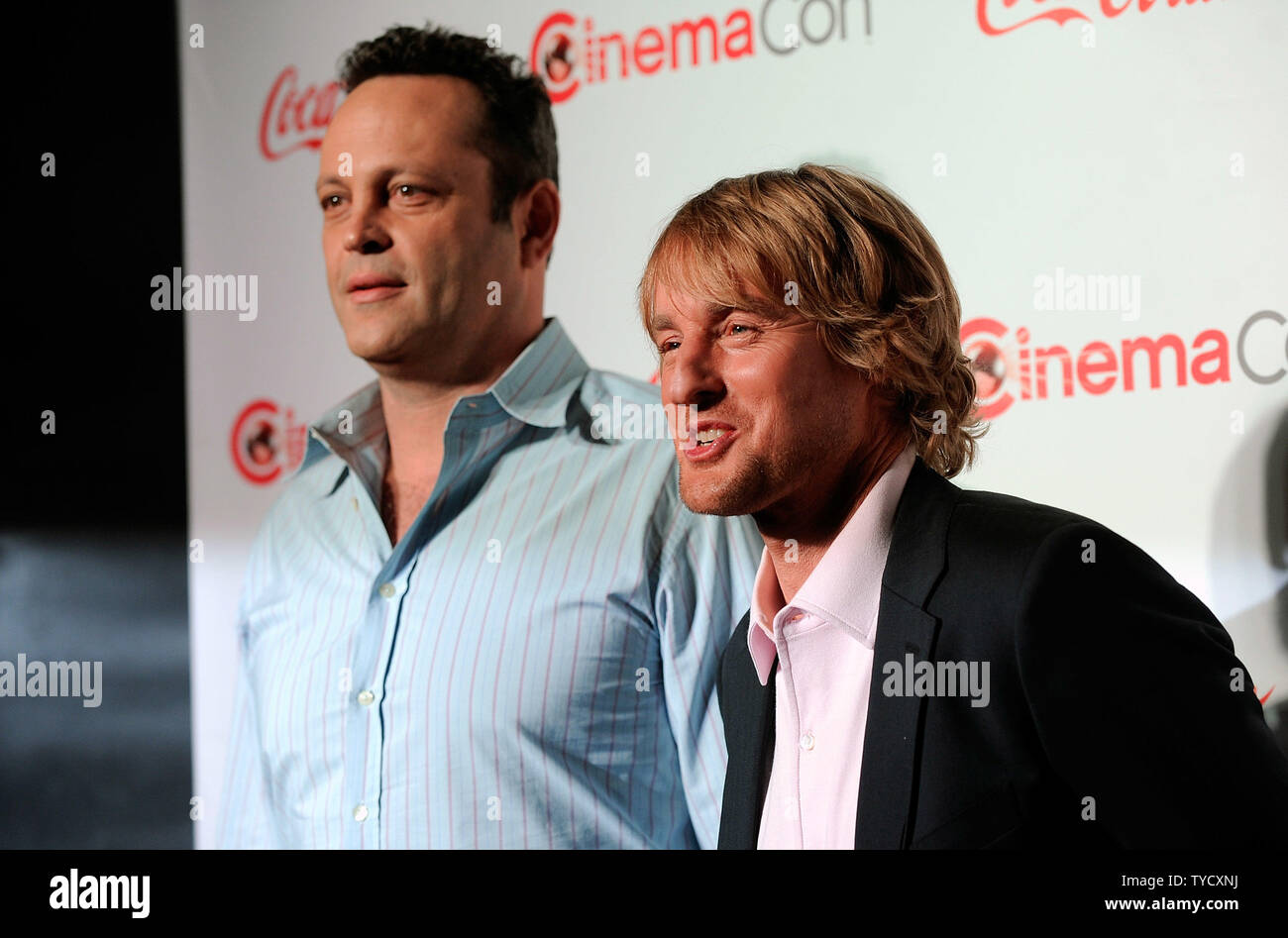 Acteurs Vince Vaughn (L) et Owen Wilson, les bénéficiaires du duo comique de l'année, arrivent au CinemaCon cérémonie de remise des prix de la boîte de nuit pure du Caesars Palace pendant CinemaCon, le site officiel de la convention de l'Association nationale des propriétaires de cinémas à Las Vegas, Nevada le 18 avril 2013. UPI/David Becker Banque D'Images