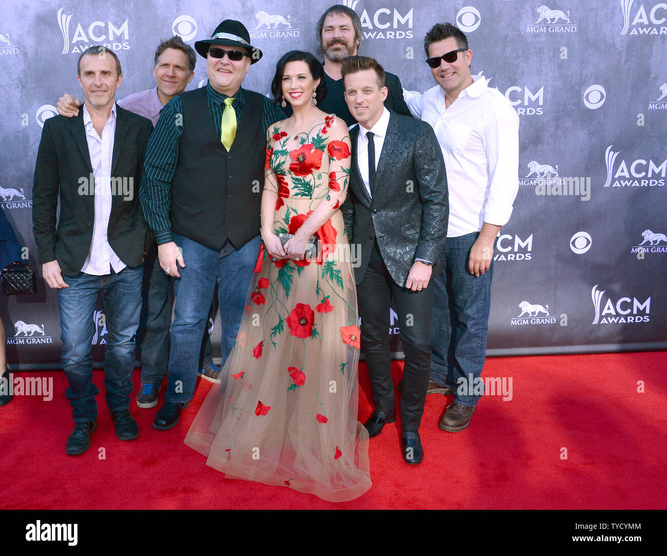 Les musiciens John Popper, troisième à partir de la gauche, et de Blues Traveler, rangée arrière, posent avec des musiciens Shawna Thompson et Keifer Thompson, l'avant centre, de Thompson Square, à la 49e assemblée Academy of Country Music Awards qui a eu lieu au MGM Grand Arena de Las Vegas, Nevada, le 6 avril 2014. Le spectacle sera diffusé en direct sur CBS. UPI/Jim Ruymen Banque D'Images