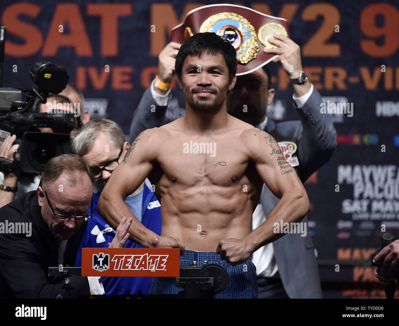 Manny Pacquiao des Philippines des gestes aussi il suit sur l'échelle à la pesée officielle dans au MGM Grand Garden Arena Vendredi, 1er mai 2015, à Las Vegas, Nevada. Pacquiao WBC/WBA face sera champion poids welter Floyd Mayweather Jr. dans un combat d'unification, le 2 mai 2015 à Las Vegas. Photo de David Becker/UPI Banque D'Images