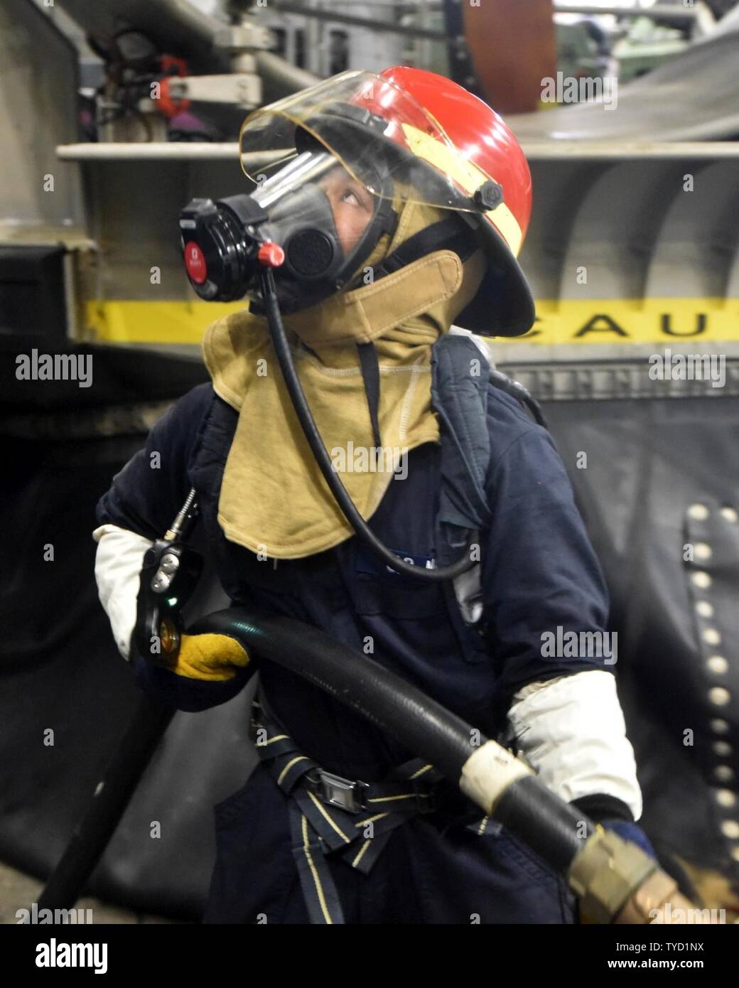 Océan Pacifique - (Nov 1, 2016) Seaman Rei Dizon demande plus de mou sur un flexible au cours d'un exercice incendie à bord du navire de transport amphibie USS dock Somerset (LPD 25). Le Somerset, une partie de l'île de Makin groupe amphibie, opère dans le domaine de la 7ème flotte américaine, opérations avec l'entrepris 11e Marine Expeditionary Unit, à l'appui de la sécurité et de la stabilité dans la région du Pacifique-Indo-Asia. Banque D'Images