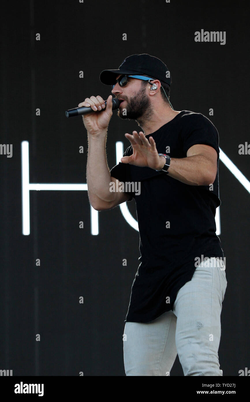 La chanteuse de country Sam Hunt effectue au Village de jour iHeartRadio Concerts à Las Vegas, Nevada le 24 septembre 2016. Photo de James Atoa/UPI Banque D'Images