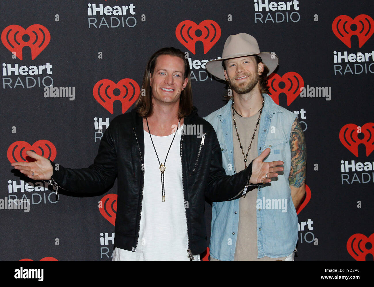 Tyler Hubbard et Brian Kelley de Floride Géorgie Line arrivent pour le iHeartRadio Music Festival à la T-Mobile Arena de Las Vegas, Nevada le 24 septembre 2016. Photo de James Atoa/UPI Banque D'Images