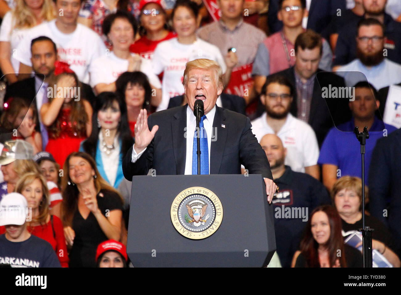 Le président Donald Trump traite de personnes sur scène lors d'un rassemblement à la Las Vegas Convention Center à Las Vegas, Nevada le 20 septembre, 2018. Photo de James Atoa/UPI Banque D'Images
