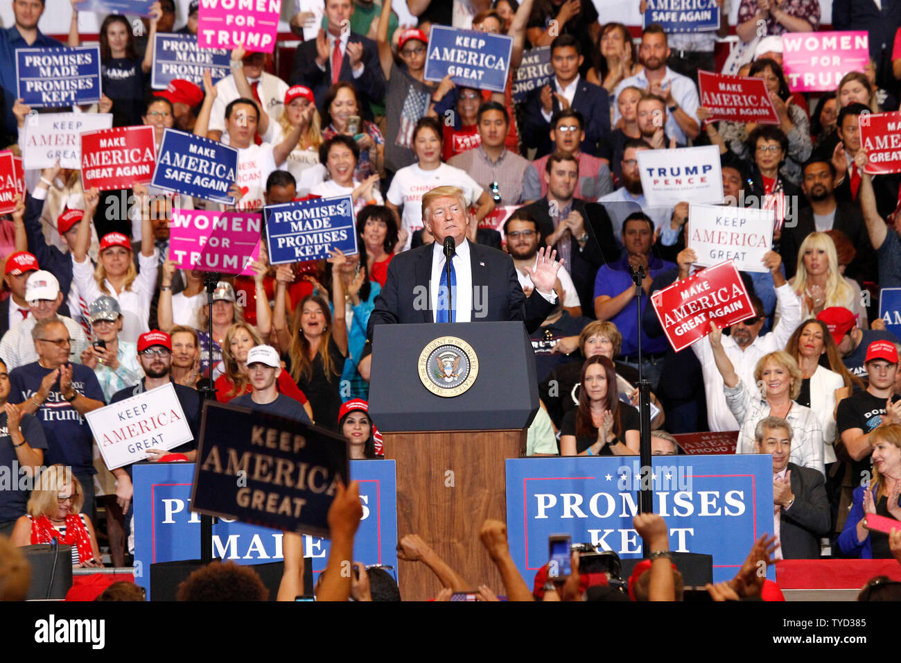 Le président Donald Trump aborde une foule de partisans lors d'un rassemblement à la Las Vegas Convention Center à Las Vegas, Nevada le 20 septembre, 2018. Photo de James Atoa/UPI Banque D'Images