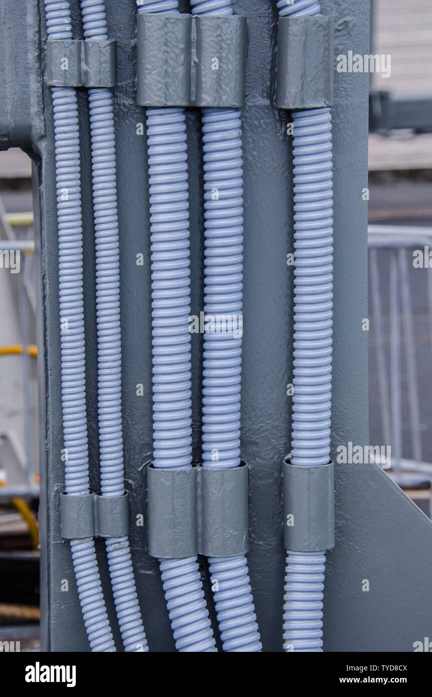 Chaînes du câble en plastique ondulé gris pour protéger le câblage. Banque D'Images