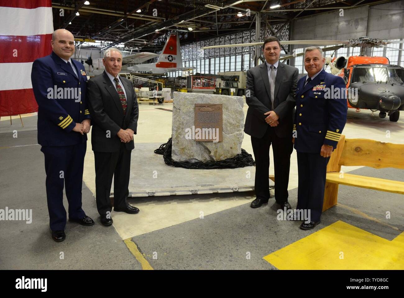 Le cmdr. James Landreau, Cmdr. John Whiddon down (Ret.), Tom Panamaroff Koniag, Inc., et le Capitaine Mark Morin, Kodiak Station Air commandant, présente la Garde côtière 1473 memorial pendant la cérémonie du souvenir en l'honneur du 30ème anniversaire l'équipage de la Garde côtière canadienne de la Air Station 1473 2 novembre, 2016 Kodiak.Le monument sera placé à Cap étroit sur l'île Kodiak, donnant sur l'île de Ugak.U.S. Garde côtière canadienne Banque D'Images