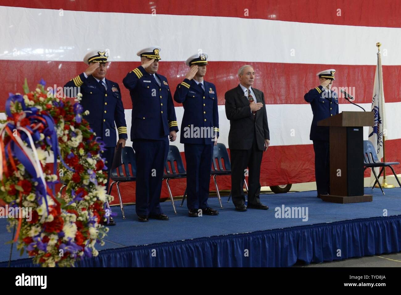 Capt Mark Morin, Kodiak Station Air commandant, le cmdr. James Landreau, le lieutenant de la Marine américaine Aaron Wesson, le cmdr. John Whiddon down (Ret.) et le lieutenant Zach Vojtech rendre salue durant l'hymne national lors du 30ème anniversaire cérémonie du souvenir en l'honneur de la Garde côtière de l'équipage de la Air Station 1473 2 novembre, 2016 Kodiak.La cérémonie a eu lieu pour honorer le lieutenant Michael C. Dollahite, le Lieutenant Robert L. Carson Jr., Maître de 2e classe Kevin M. McCracken, Maître de 3e classe William G. Kemp, le cmdr. David M. Lameyre et maître de 3e classe Ralph D. King, qui ont perdu la vie après que leur hélicoptère HH-3F c Banque D'Images