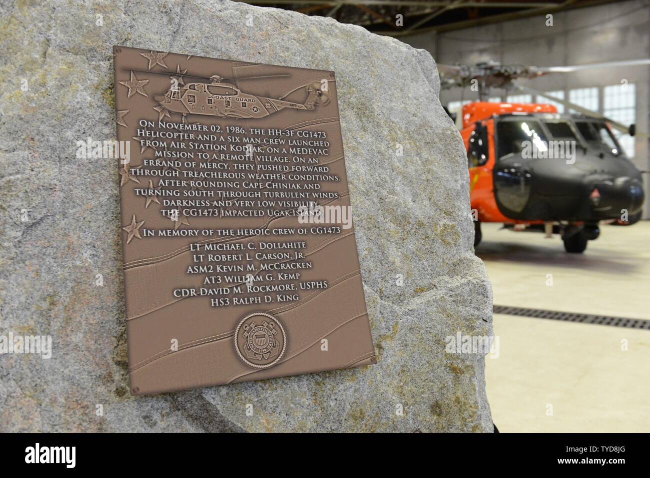 Un mémorial est présenté pendant la 30e anniversaire de la cérémonie du souvenir en l'honneur de la Garde côtière de l'équipage de la Air Station 1473 2 novembre, 2016 Kodiak.Le mémorial a une brève description de CG1473's mission et noms de l'équipage, et a été donné par Koniag Inc.U.S. Garde côtière canadienne Banque D'Images