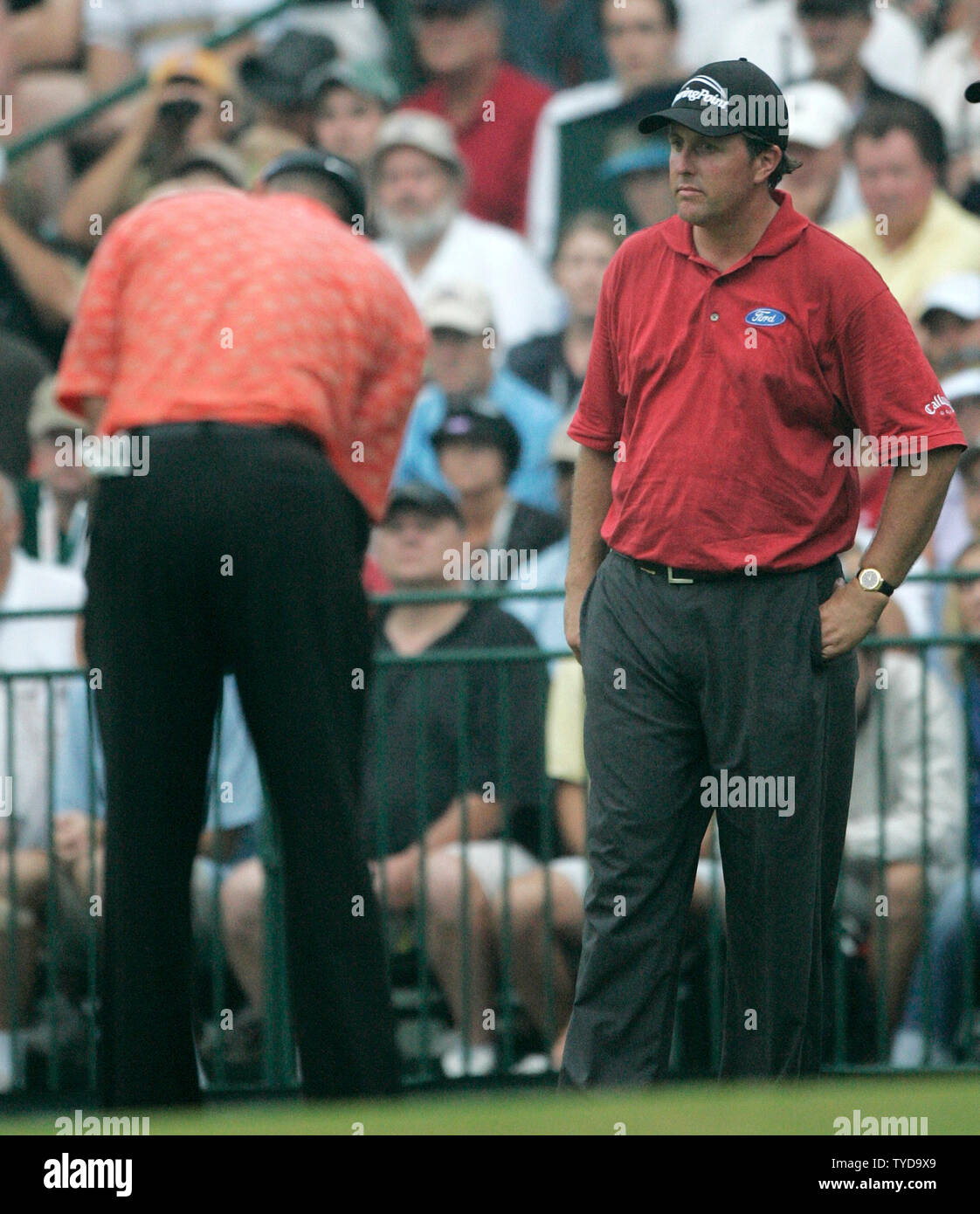 Phil Mickelson, droit, montres que Tiger Woods putts sur le 18e trou lors du deuxième tour du PGA Championship à Medinah Country Club à Médine, il le 18 août 2006. (Photo d'UPI/Brian Kersey) Banque D'Images