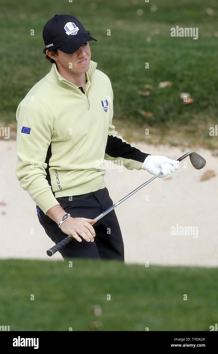 L'Europe de l'équipe de Rory McIlroy, l'Irlande du Nord, réagit à quitter une puce tourné court sur le 14e vert à la 39e Ryder Cup à Medinah Country Club le 28 septembre 2012 à Médine, l'Illinois. UPI/Mark Cowan Banque D'Images