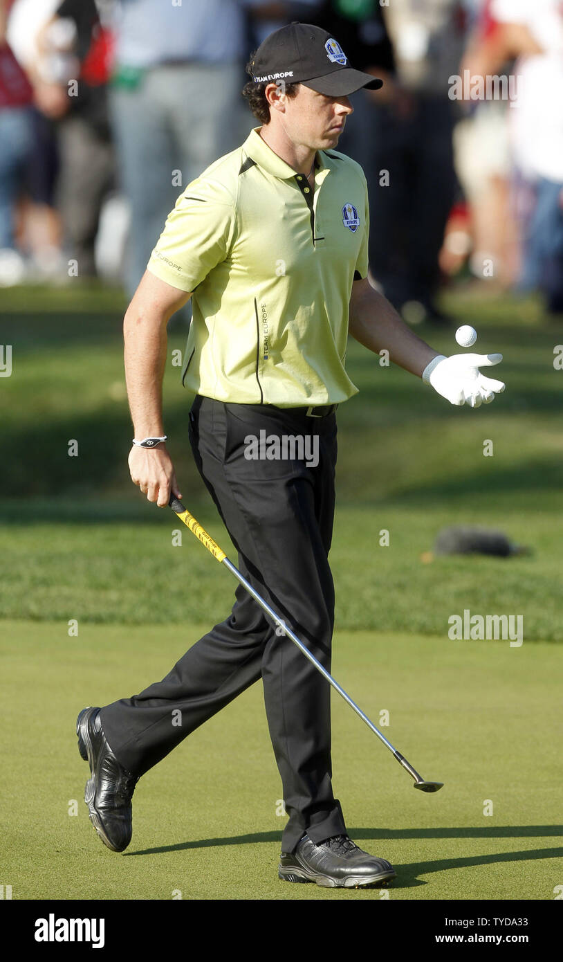 L'Europe de l'équipe de Rory McIlroy marche le 15e tee après avoir fait un birdie au 14e trou de la session de l'après-midi Fourball matchplay à la 39e Ryder Cup à Medinah Country Club le 28 septembre 2012 à Médine, l'Illinois. UPI/Mark Cowan Banque D'Images