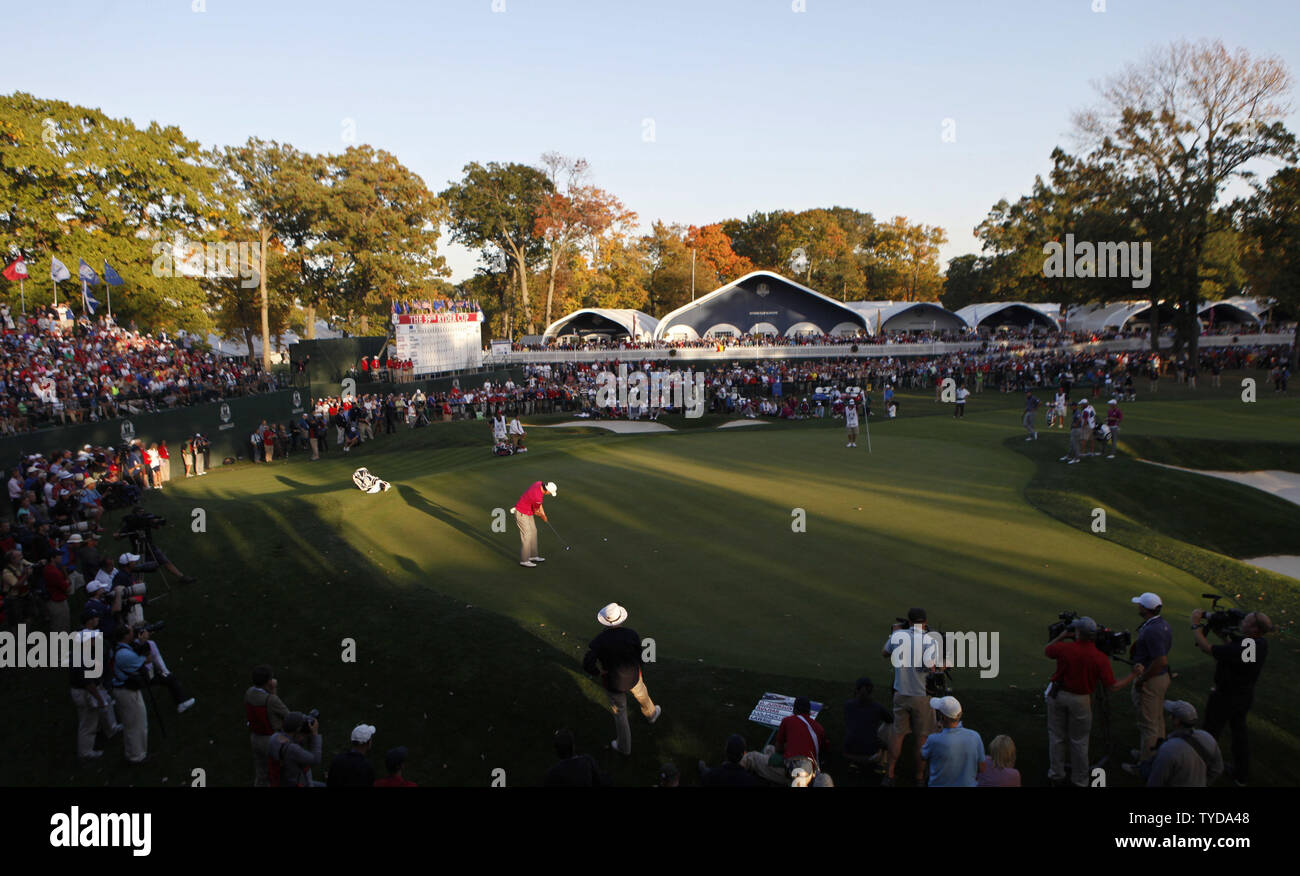 L'Europe de l'équipe d'Écosse, Paul Lawrie putts sur le 18ème green à la 39e Ryder Cup à Medinah Country Club le 29 septembre 2012 à Médine, l'Illinois. UPI/Mark Cowan Banque D'Images