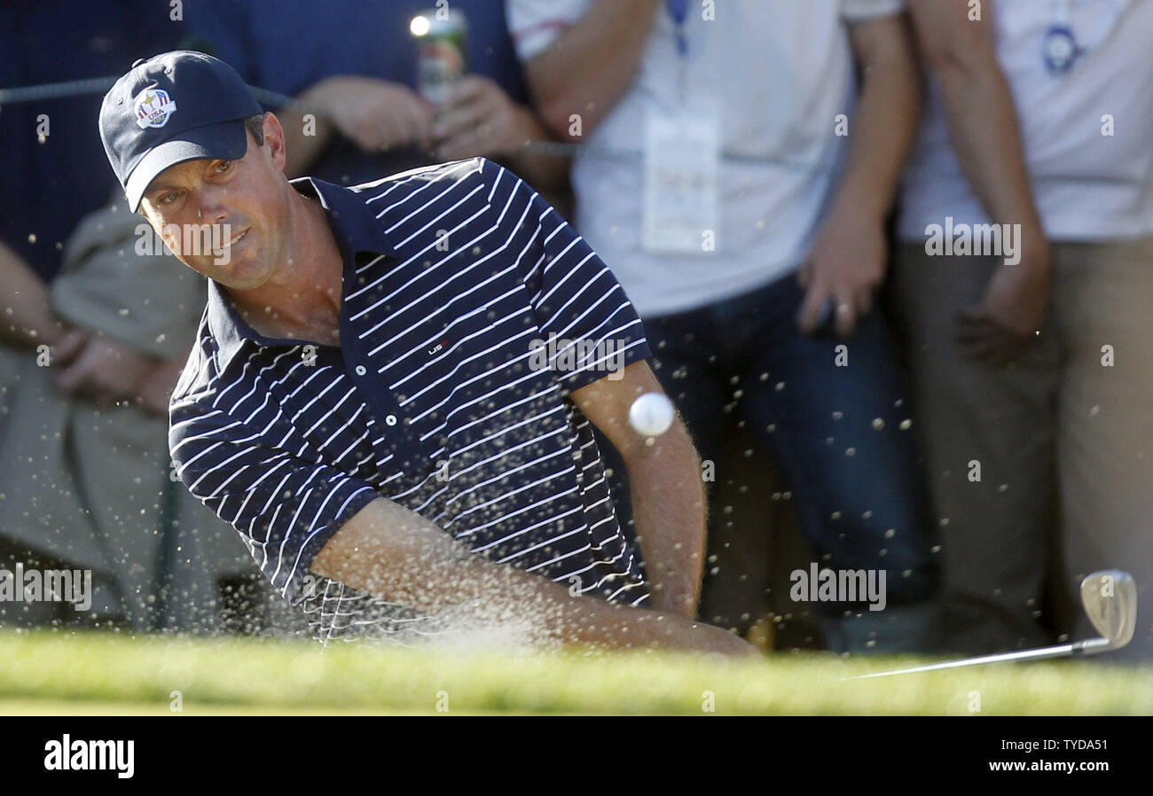 Matt Kuchar du Team USA plaquettes hors d'un bunker sur le green 14e à la 39e Ryder Cup à Medinah Country Club le 29 septembre 2012 à Médine, l'Illinois. Après deux jours, la United States conduit l'équipe Europe 10-6. UPI/Mark Cowan Banque D'Images