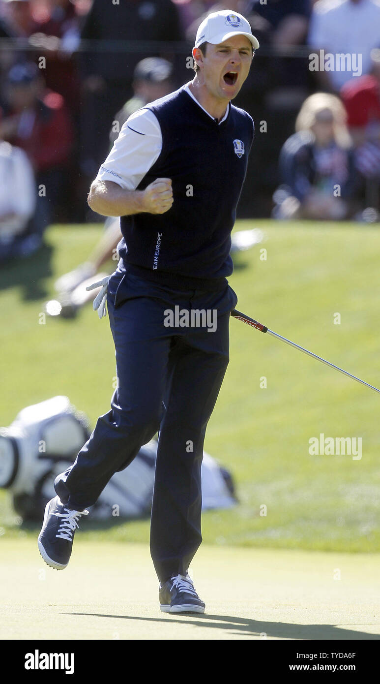 L'équipe de Justin Rose, de l'Angleterre, réagit après un putt à garder même sur le 16ème trou avec USA's Phil Mickelson à la 39e Ryder Cup à Medinah Country Club le 29 septembre 2012 à Médine, l'Illinois. L'Europe est entrée par l'arrière pour gagner la Coupe 14 1/2 à 13 1/2. UPI/Mark Cowan Banque D'Images