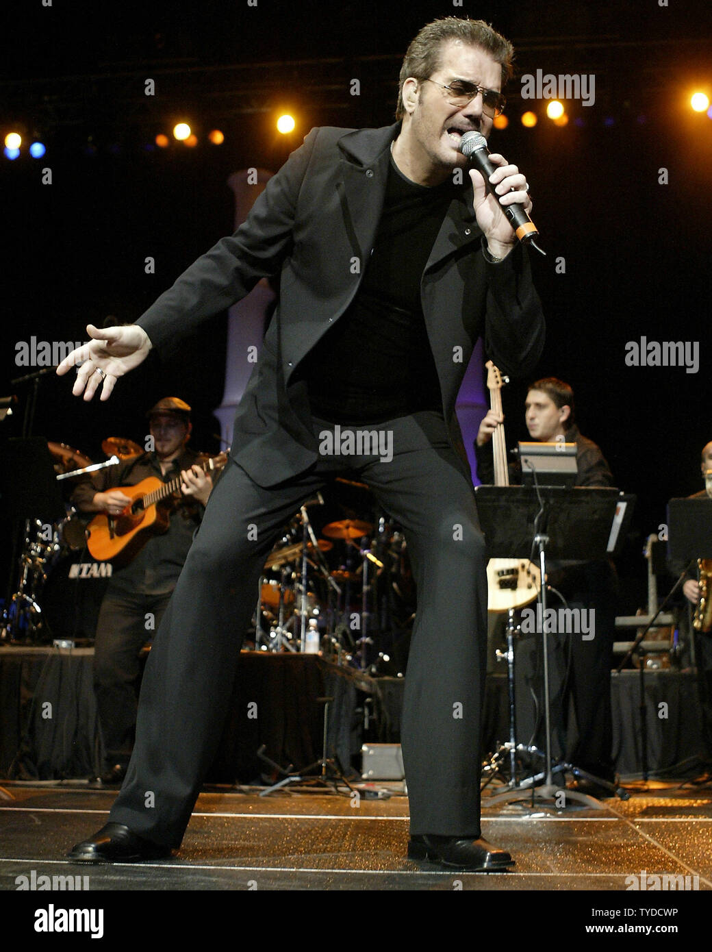 Willy Chirino se produit en concert à l'American Airlines Arena de Miami, Floride, le 17 octobre 2004. (Photo d'UPI/Michael Bush) Banque D'Images