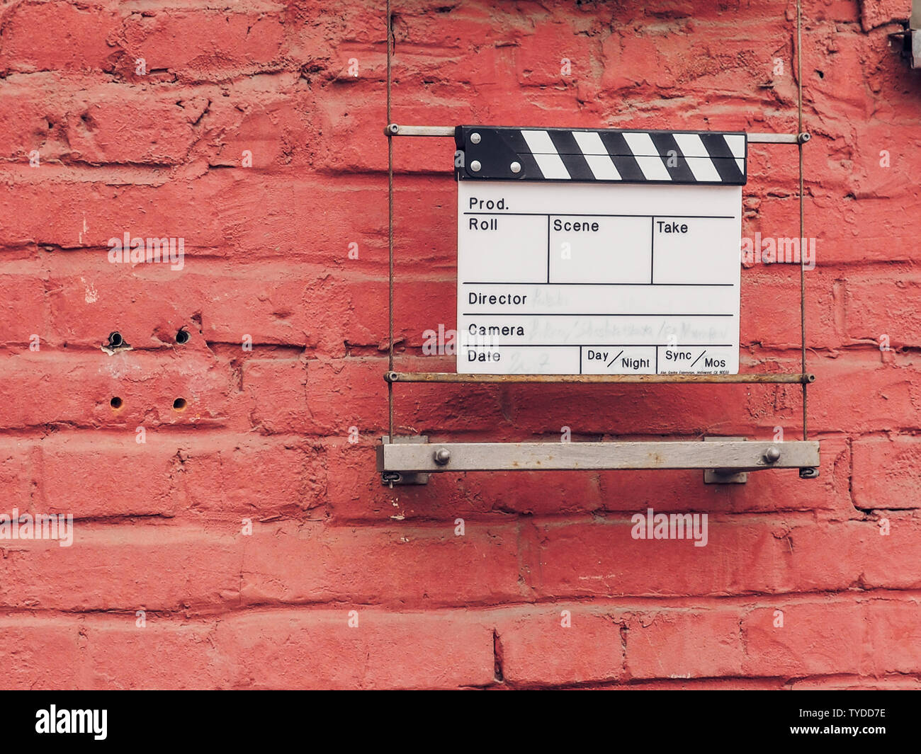 Ciak ou clap board sur un mur. Des titres de film de cinéma. Image abstraite pour le cinéma. Peut être appliquée à des concepts comme le démarrage, démarrer, début, de nouvelles idées. Busi Banque D'Images