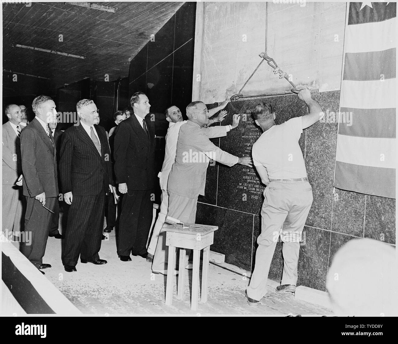 Photographie du président Truman contribuant ainsi à créer la pierre angulaire de l'Institut National de la santé Clinical Center à Bethesda, Maryland. Banque D'Images