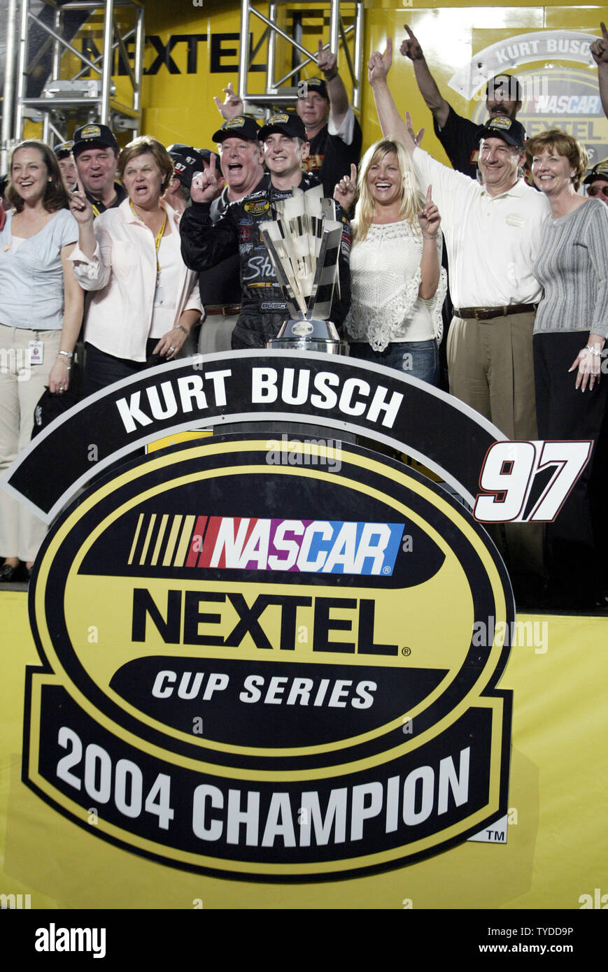 Kurt Busch célèbre remportant le championnat de la série Nascar Nextel Cup avec son équipe, à Miami-Dade Homestead Speedway , à Homestead, Floride, le 21 novembre 2004. (Photo d'UPI/Michael Bush) Banque D'Images