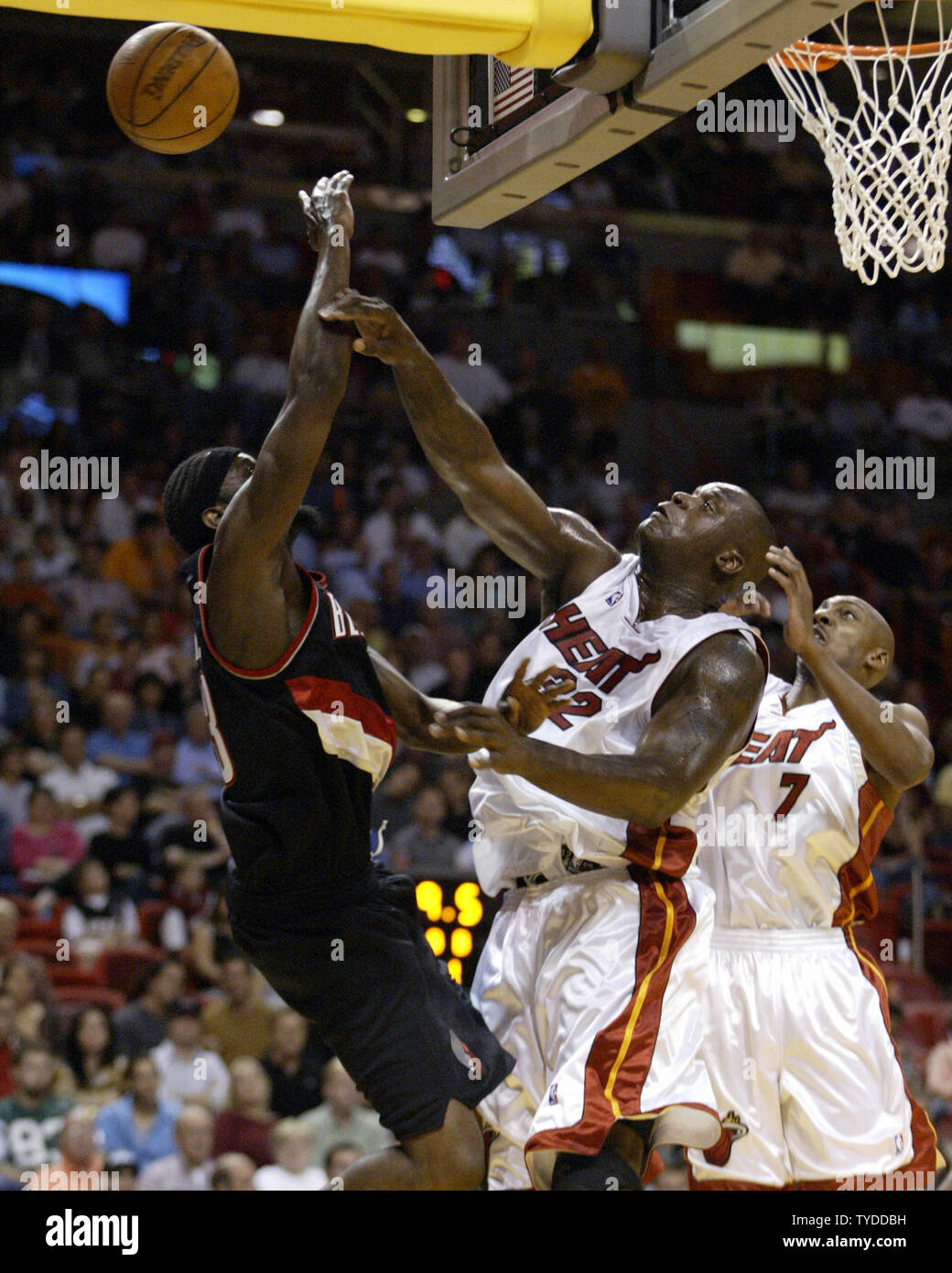 Les chauffages de Miami Shaquille O'Neal bloque un tir de Portland Trail Blazer, Darius Miles dans les Américains Airlines Arena , à Miami, Floride, le 23 novembre 2004. Les Trail Blazers ont eu une victoire 99-87 sur la chaleur. (Photo d'UPI/Michael Bush) Banque D'Images