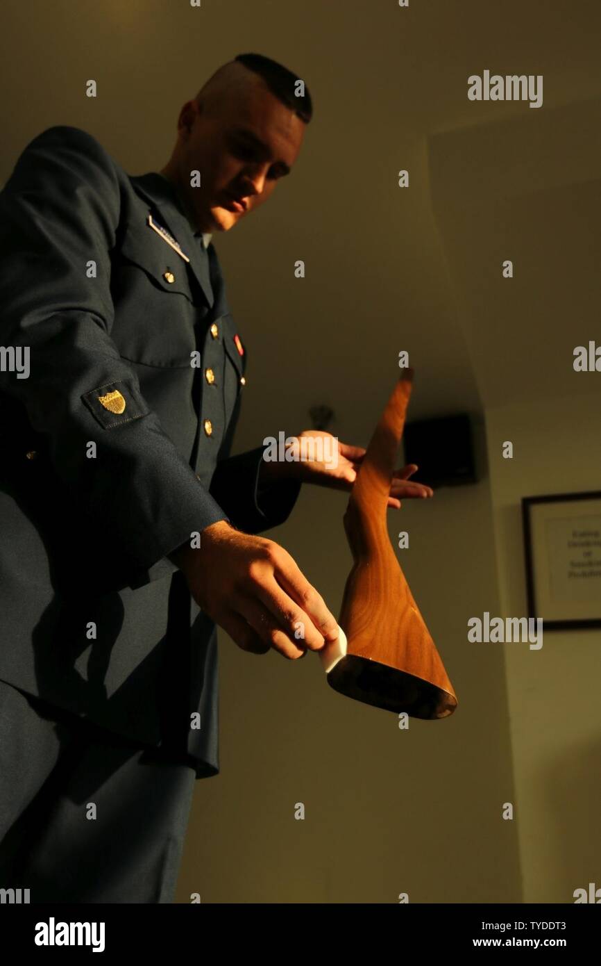 U.S. Coast Guard Seaman Apprentice Jacob Franklin, un taux non avec la Garde côtière des États-Unis garde d'honneur de cérémonie, les huiles le cadre de son arme pour la préparer pour l'usage cérémonial 2 Novembre 2016 à la caserne de la garde d'honneur de la Garde côtière canadienne des télécommunications et des systèmes d'information de la station de commande à Alexandria, en Virginie, le cérémonial de la Garde côtière canadienne sur la garde d'honneur représente le commandant de l'USCG, le district militaire de Washington et la garde côtière des États-Unis à travers les opérations de cérémonie tenue devant les dirigeants du monde et les dignitaires. Ils doivent participer à la 58e élection présidentielle Banque D'Images