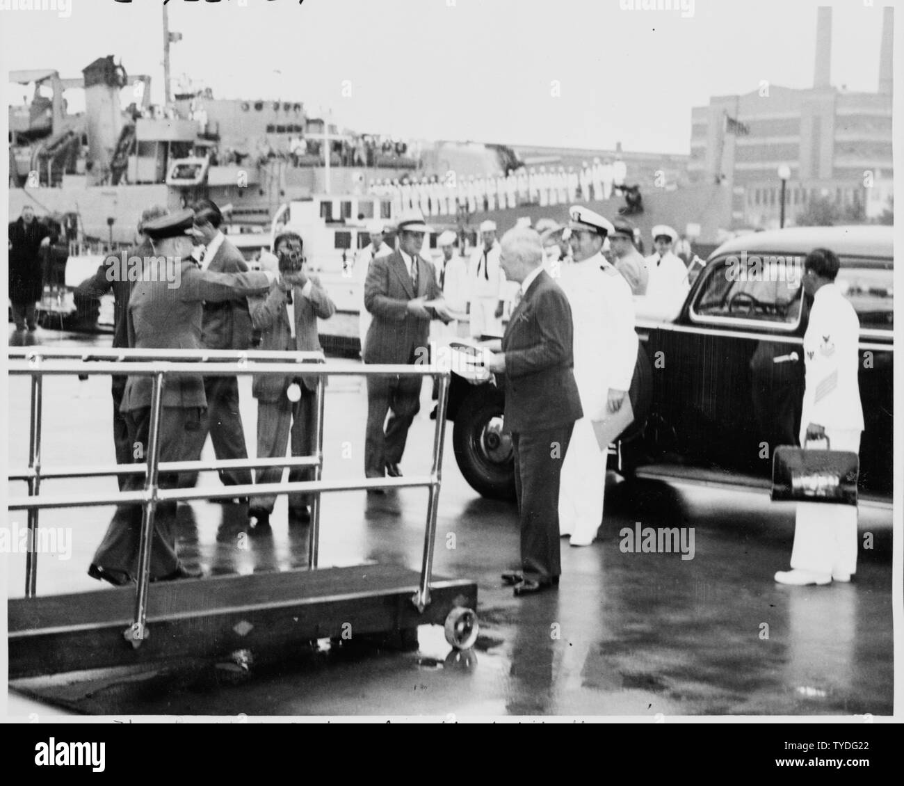 Photographie du président Truman prépare à bord de son yacht, le U.S.S. WILLIAMSBURG, au quai 1 de l'usine Canon de la Marine à Washington, au début de son dix-huit jours de croisière de vacances aux Bermudes ; Portée et contenu : la légende originale : le Président Harry S. Truman (centre) arrive au quai 1 de l'usine Canon de la Marine à Washington, D. C. à bord du SS Williamsburg pour ses vacances de croisière. Tous les autres sont des inconnus. De l'album, croisière de vacances avec le Président, tome 1 de 4. Banque D'Images
