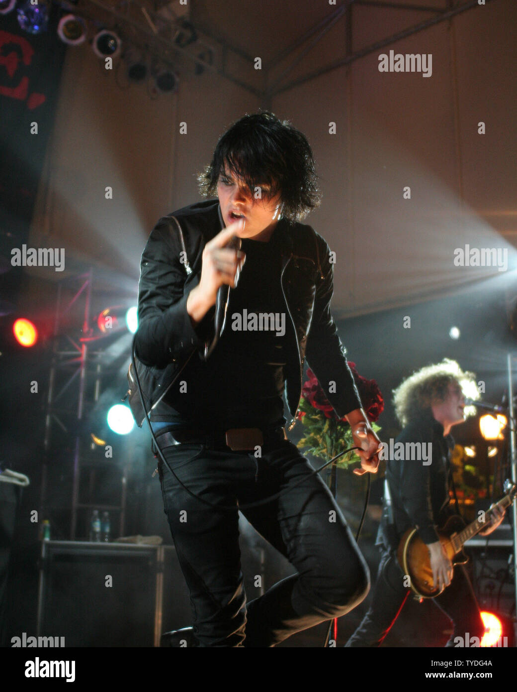 Gerald Façon de My Chemical Romance se produit en concert à club Revolution, à Fort Lauderdale, en Floride, le 10 octobre 2005. (Photo d'UPI/Michael Bush) Banque D'Images