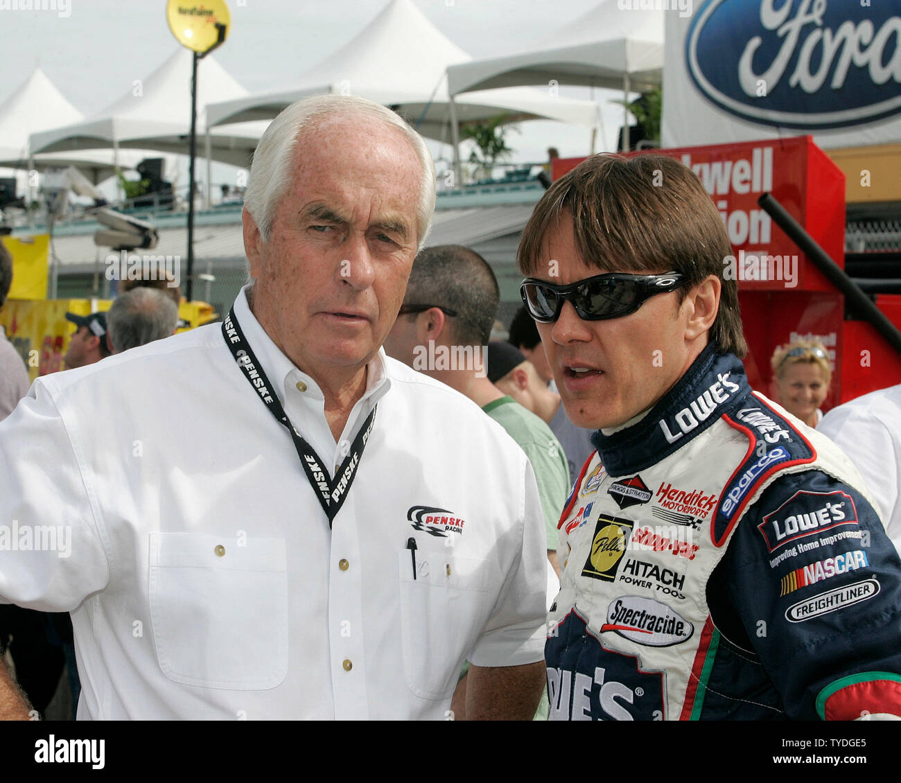 Le pilote de la série NASCAR Busch Adrian Fernandez(R) du Mexique et propriétaire de voiture Roger Penske attendre sur pit road pour se qualifier pour la Ford 300 sur le Homestead-Miami Speedway, à Homestead, Floride, le 19 novembre 2005. (Photo d'UPI/Michael Bush) Banque D'Images