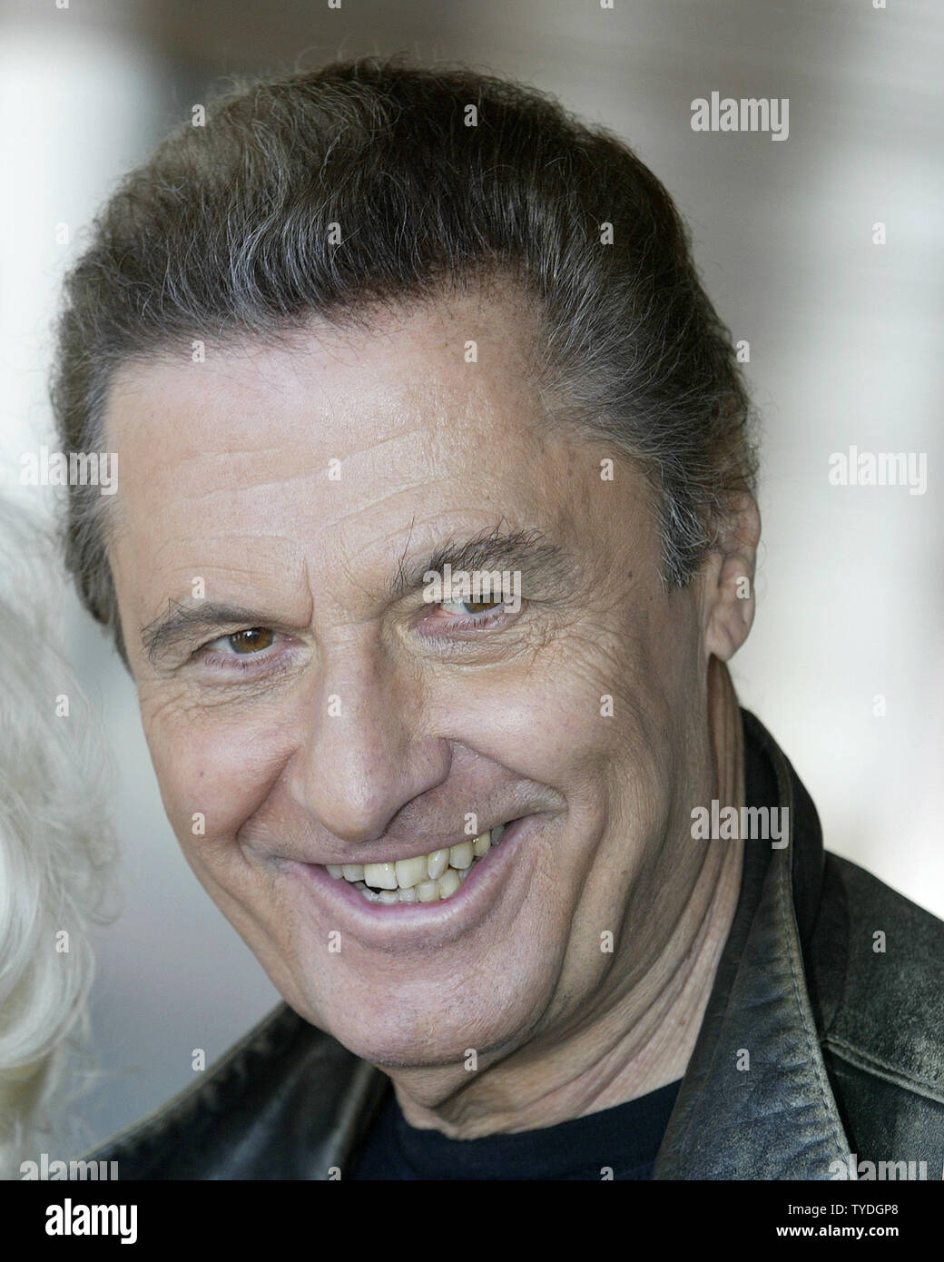 Joseph Bologna assiste à une séance de photo de pré-production pour le tournage bientôt 'Dancin'' sur le Carnival Cruise line navire Imagination au Port de Miami, à Miami, en Floride, le 1 décembre 2005. (Photo d'UPI/Michael Bush) Banque D'Images