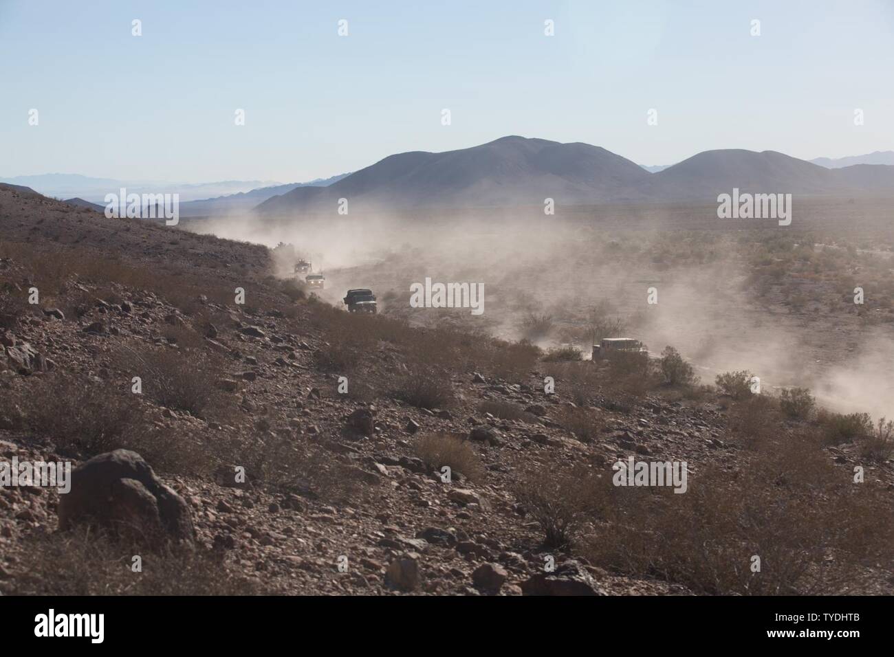 Les Marines américains avec la Compagnie Charlie, 1er Bataillon, 2e Régiment de Marines (1/2), 2e Division de marines, se déplacer dans une position défensive, sur Twentynine Palms, en Californie, 2 nov. 2016. Les Marines du 1/2 bataillon mené au cours de l'exercice de formation intégrée d'attaques (ITX) 1-17 en préparation de la Marine à des fins spéciales du Groupe de travail air-sol. Banque D'Images