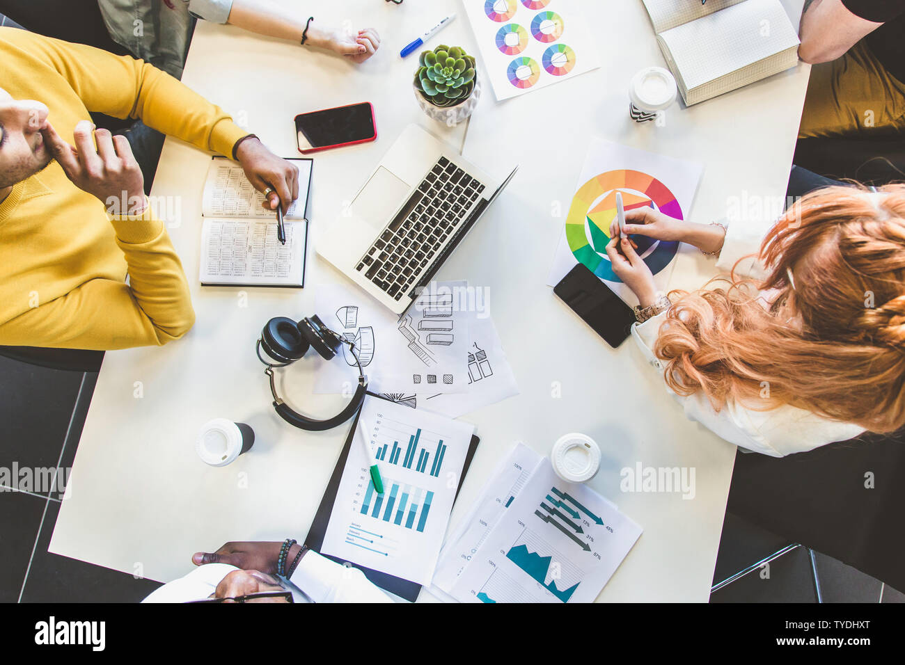 Groupe de dirigeants ethniques discuter au cours d'une réunion. Business man and woman sitting around table à l'office. Une équipe de jeunes creat Banque D'Images