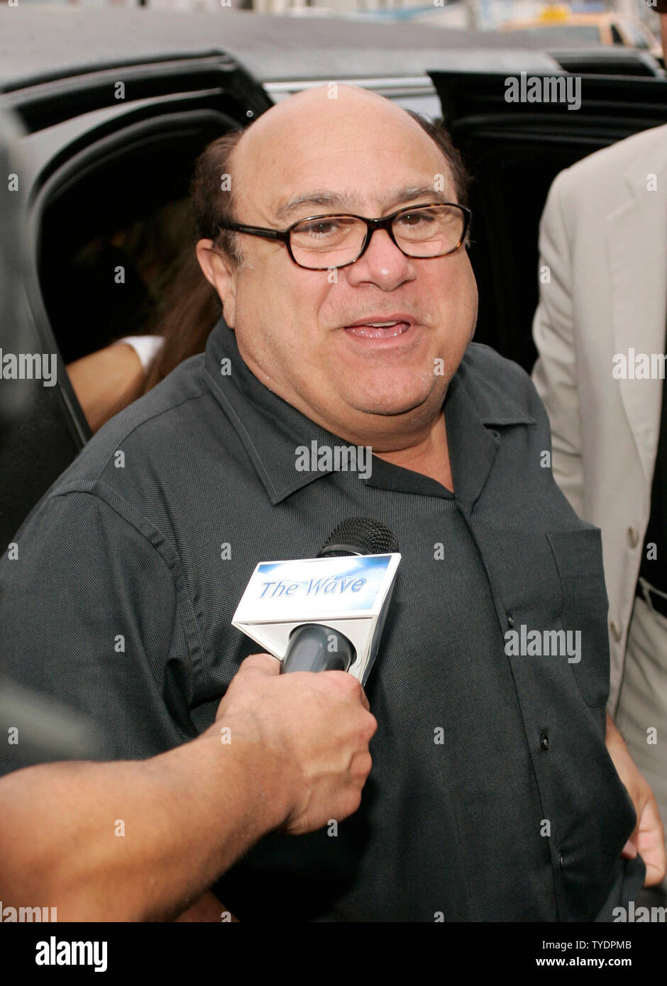 Danny DeVito arrive pour l'ouverture de son nouveau restaurant de plage du sud du 'Devito' à Miami Beach le 13 juin 2007. (Photo d'UPI/Michael Bush) Banque D'Images
