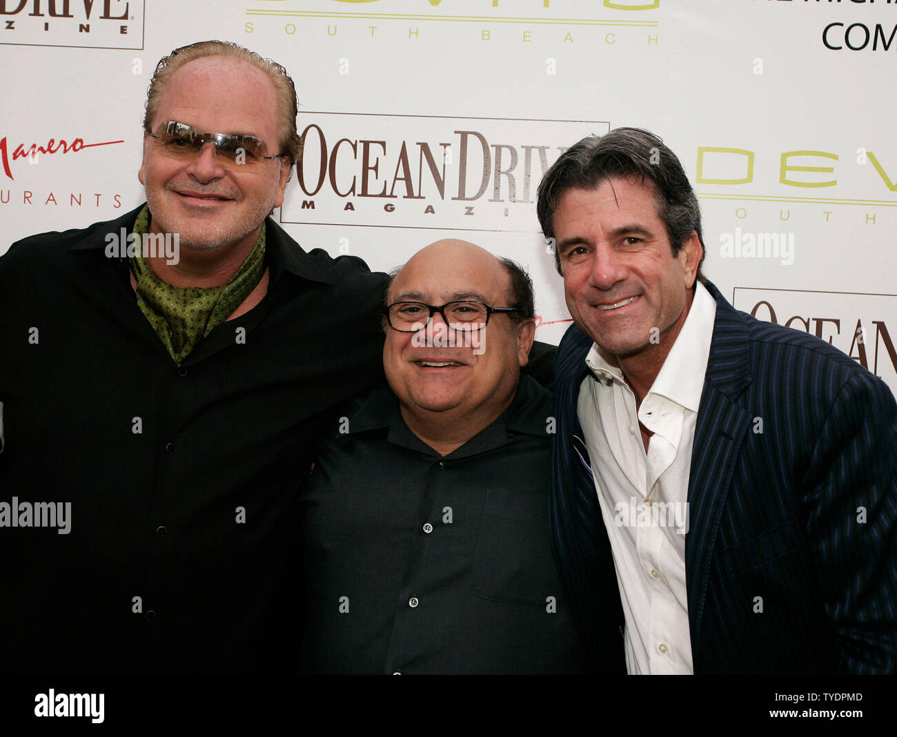 Partenaires Michael Brauser (R), Danny DeVito (C) et David Manero arriver pour l'ouverture du nouveau restaurant de plage du sud du 'Devito' à Miami Beach le 13 juin 2007. (Photo d'UPI/Michael Bush) Banque D'Images