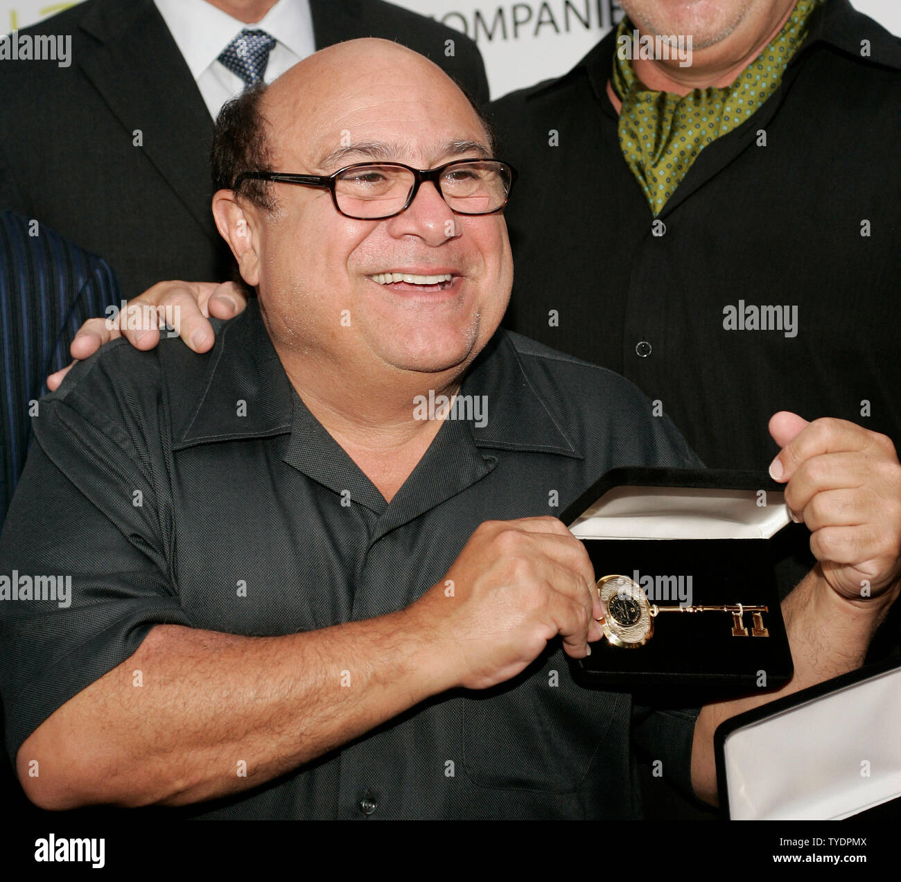 Danny DeVito montre sa clé de la ville qu'il a été donné à l'ouverture de son nouveau restaurant de plage du sud du 'Devito' à Miami Beach le 13 juin 2007. (Photo d'UPI/Michael Bush) Banque D'Images