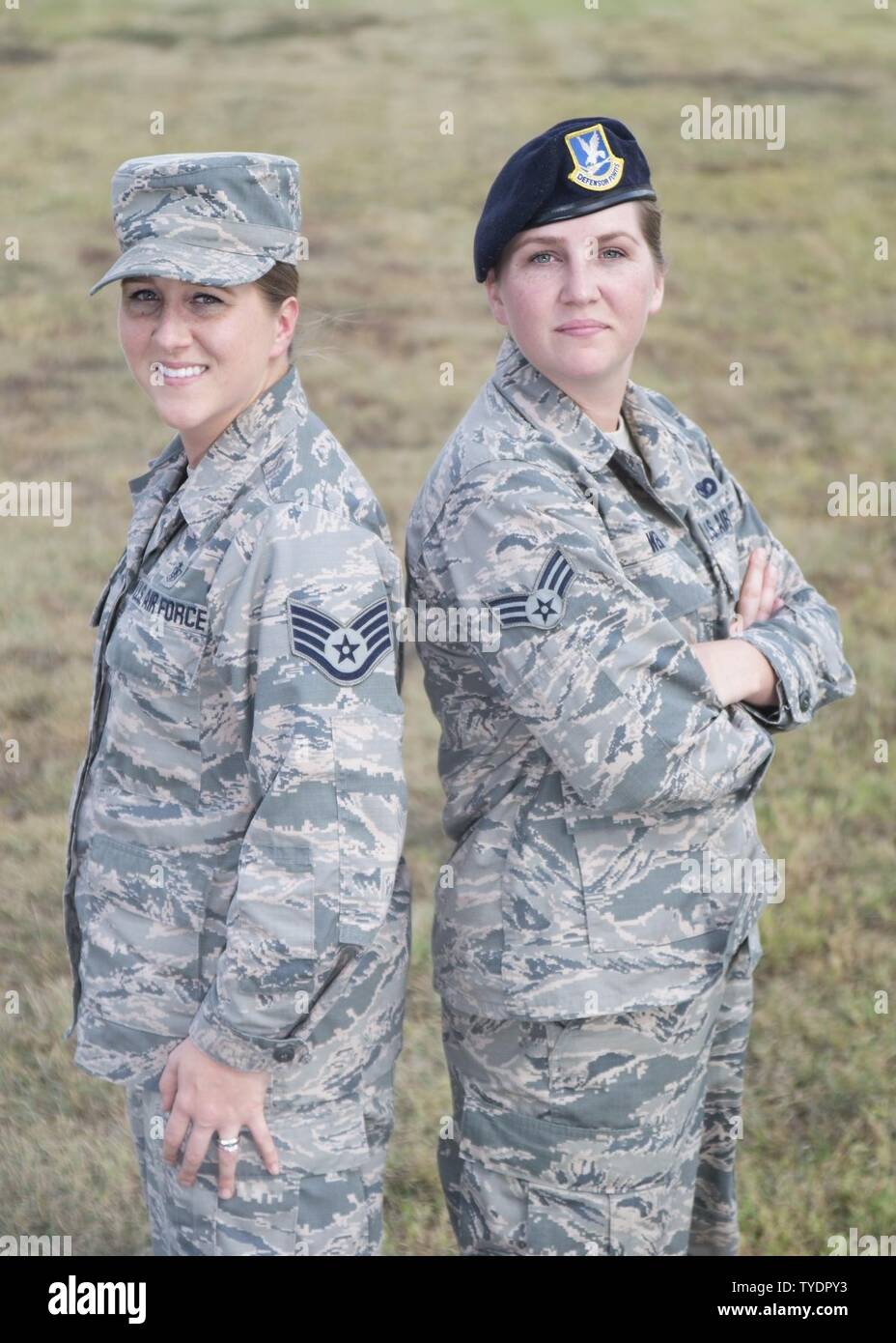 Airman Senior Kaley Weir (à droite), 802 e Escadron des Forces de Sécurité, spécialiste des corrections et le sergent. Codi Goodwin, 359e groupe médical de la gestion des services de santé artisan, posent pour une photo à Joint Base San Antonio-Lackland Medina Annexe 2 novembre 2016. Les deux sœurs jumelles fraternelles ont été stationnés ensemble à Joint Base San Antonio-Lackland et JBSA-Randolph, respectivement, depuis 2013. Banque D'Images