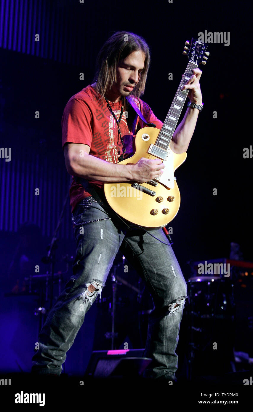Sergio Vallin avec Mana se produit en concert à l'American Airlines Arena de Miami le 12 octobre 2007. (Photo d'UPI/Michael Bush) Banque D'Images