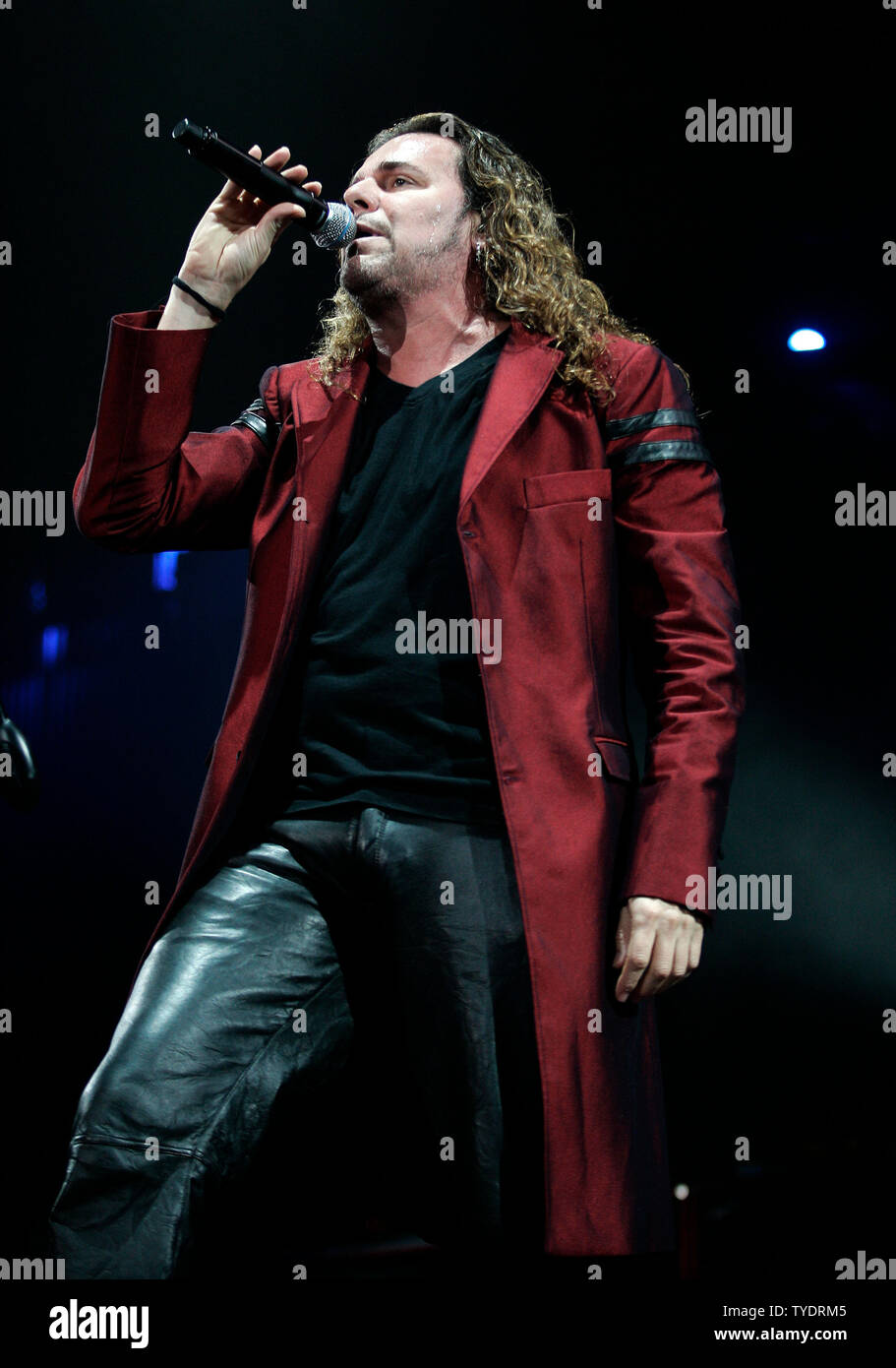 Fher Olvera avec Mana se produit en concert à l'American Airlines Arena de Miami le 12 octobre 2007. (Photo d'UPI/Michael Bush) Banque D'Images