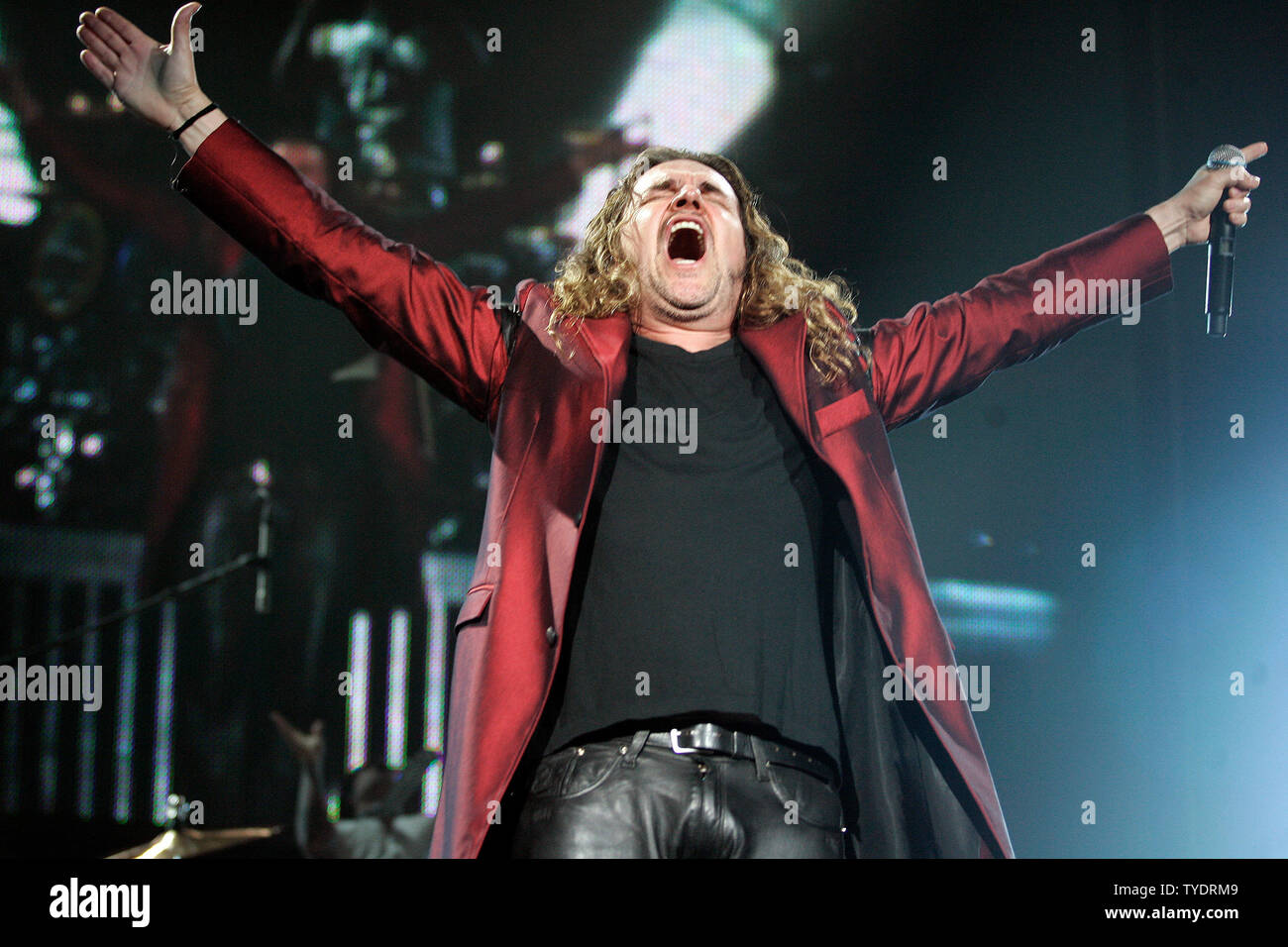 Fher Olvera avec Mana se produit en concert à l'American Airlines Arena de Miami le 12 octobre 2007. (Photo d'UPI/Michael Bush) Banque D'Images