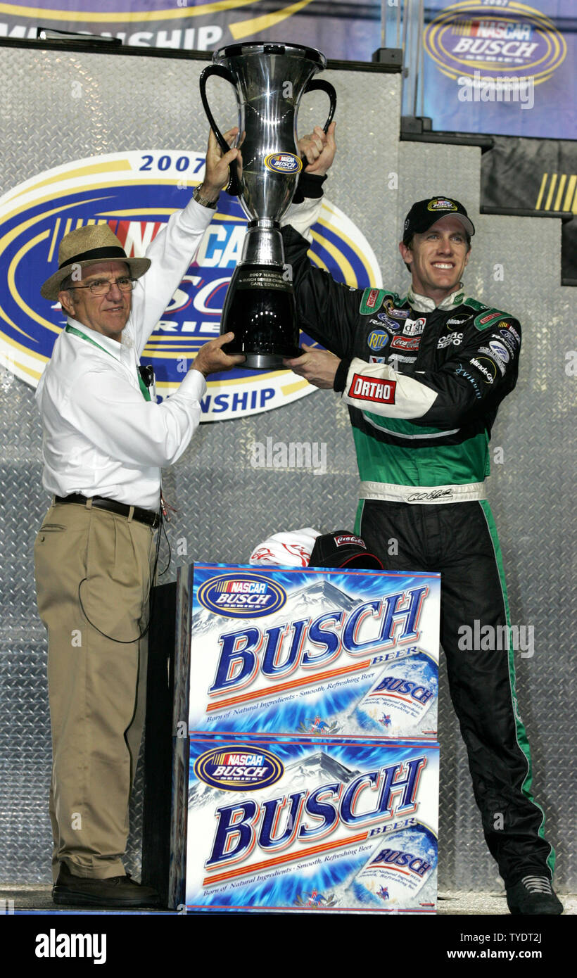 Carl Edwards (R) et son propriétaire de voiture Jack Roush célébrer ...