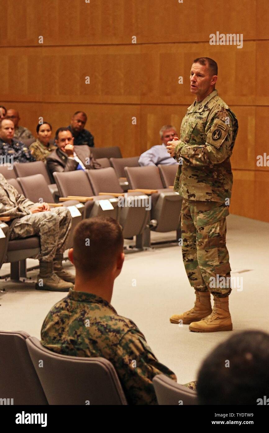 Le général Bradley Becker, commandant de la Force opérationnelle interarmées - Région de la capitale nationale, le district militaire de Washington, la FOI-RCN les adresses des membres de l'équipe pendant un bref par chaque ministère impliqué dans l'inauguration présidentielle, le 3 novembre 2016, à Fort Lesley J. McNair, Washington, D.C. Les membres en service de chaque direction générale de l'armée étaient présents pour se familiariser avec les autres ministères impliqués dans la planification et le soutien de l'investiture présidentielle 2017. La participation des militaires à l'investiture présidentielle est une longue tradition, remontant à avril 30, 1789 Lorsque Georg Banque D'Images